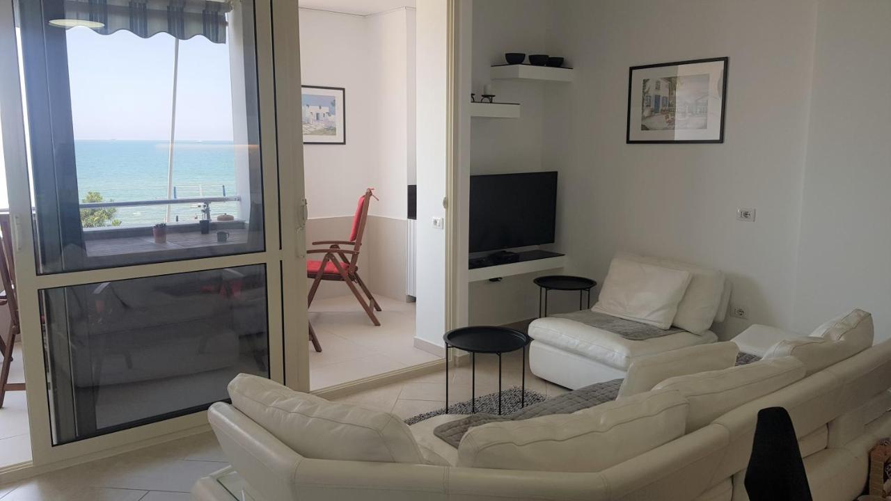 M&I Beach Apartment With Sea View Дуррес Экстерьер фото