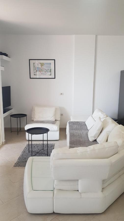 M&I Beach Apartment With Sea View Дуррес Экстерьер фото