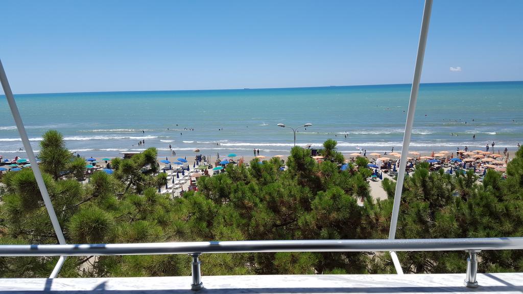M&I Beach Apartment With Sea View Дуррес Экстерьер фото